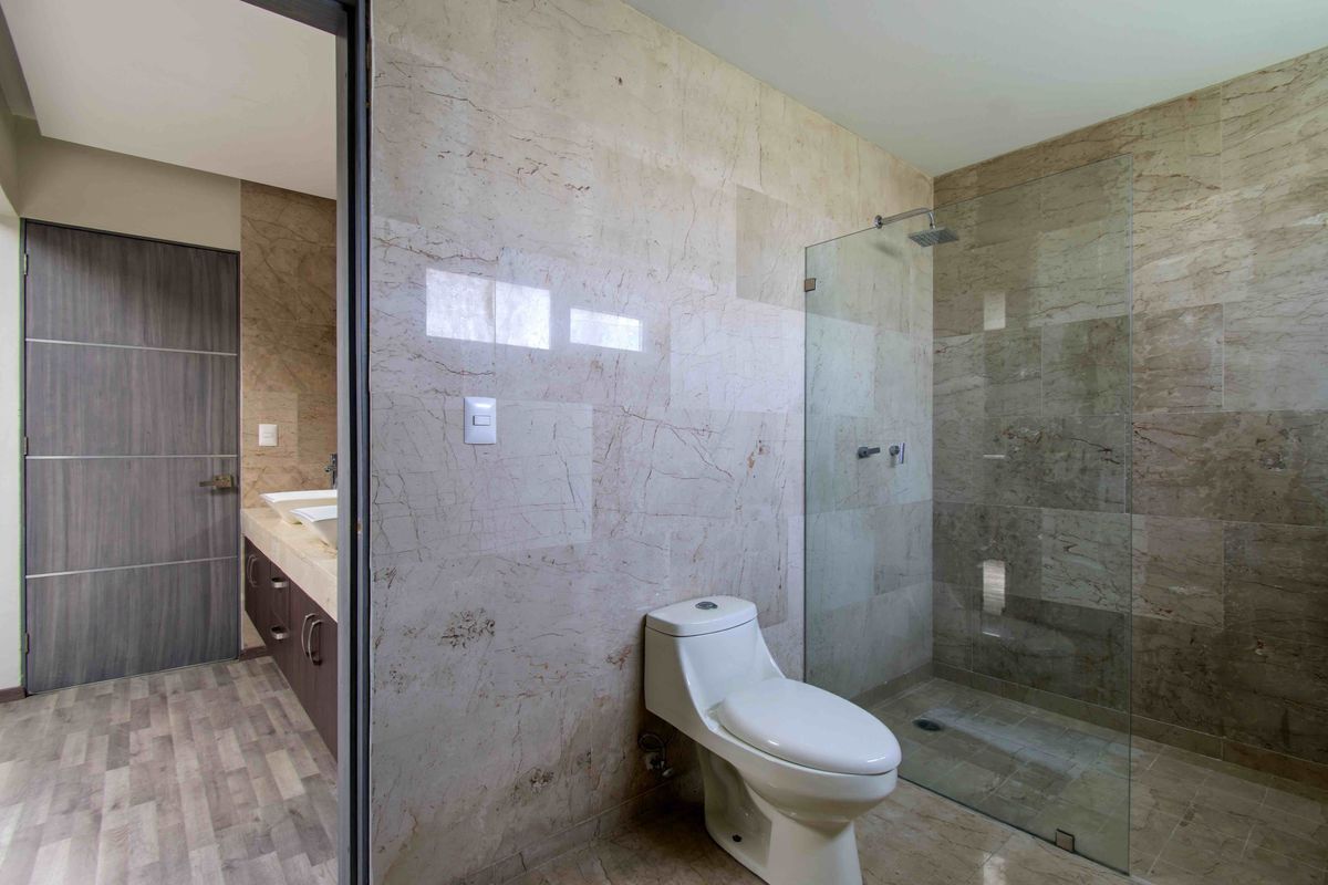 17 de 37: Baño de recamara principal