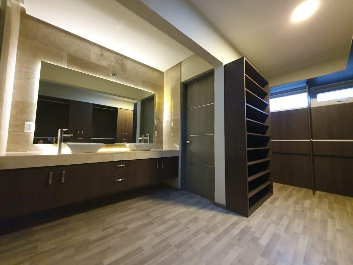 19 de 37: Closet y fregadero en baño principal