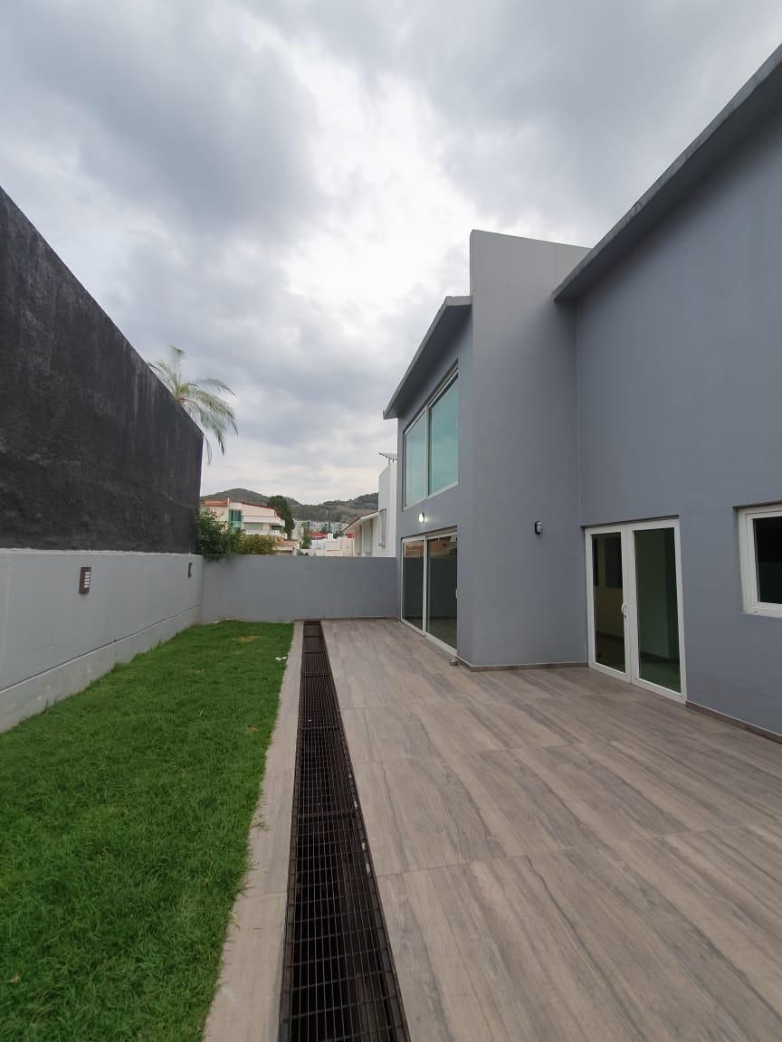 23 de 40: Jardin posterior