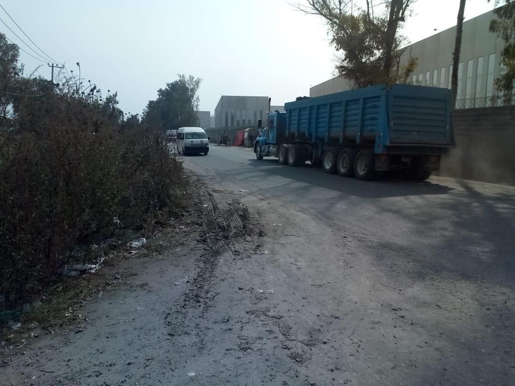 7 de 12: Calle posterior con entrada peatonal trasera a Mega Park