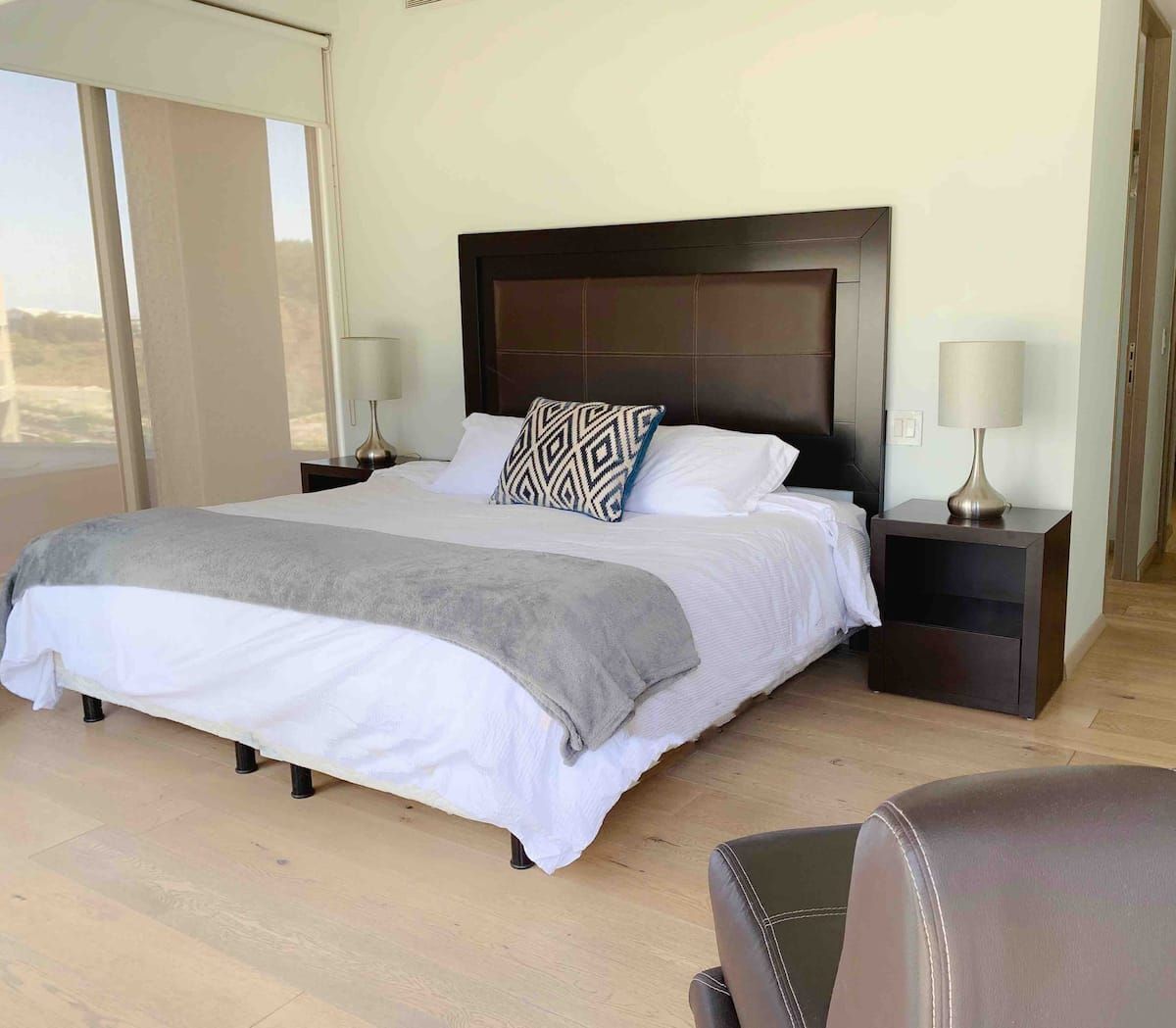 RENTA DEPARTAMENTO AMUEBLADO CON BALCON DE 120 M2 EN AV. SANTA FE