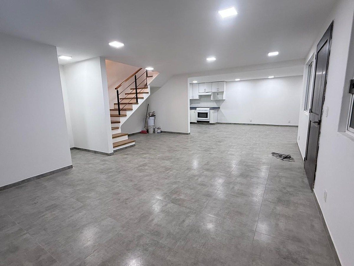 8 de 31: Sala comedor y escaleras para el segundo nivel