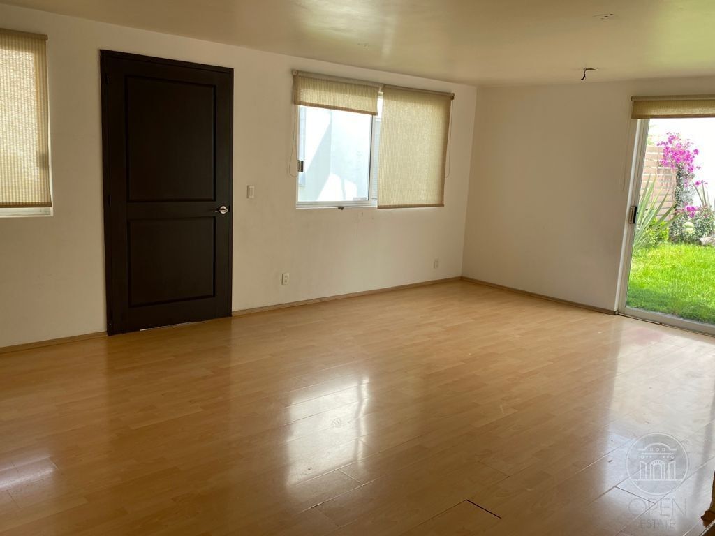 3 de 23: Sala con acceso a jardín privado