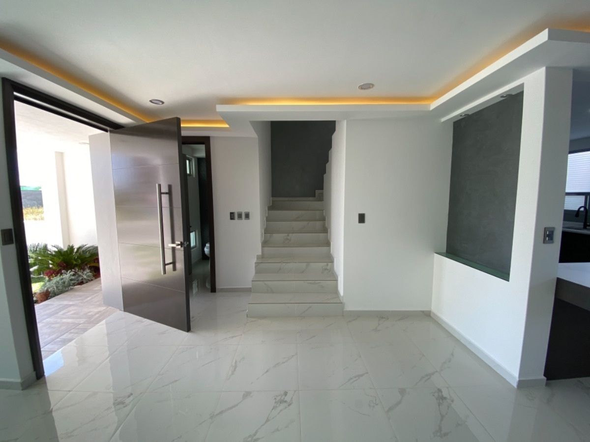 3 of 21: Entrada principal y escaleras