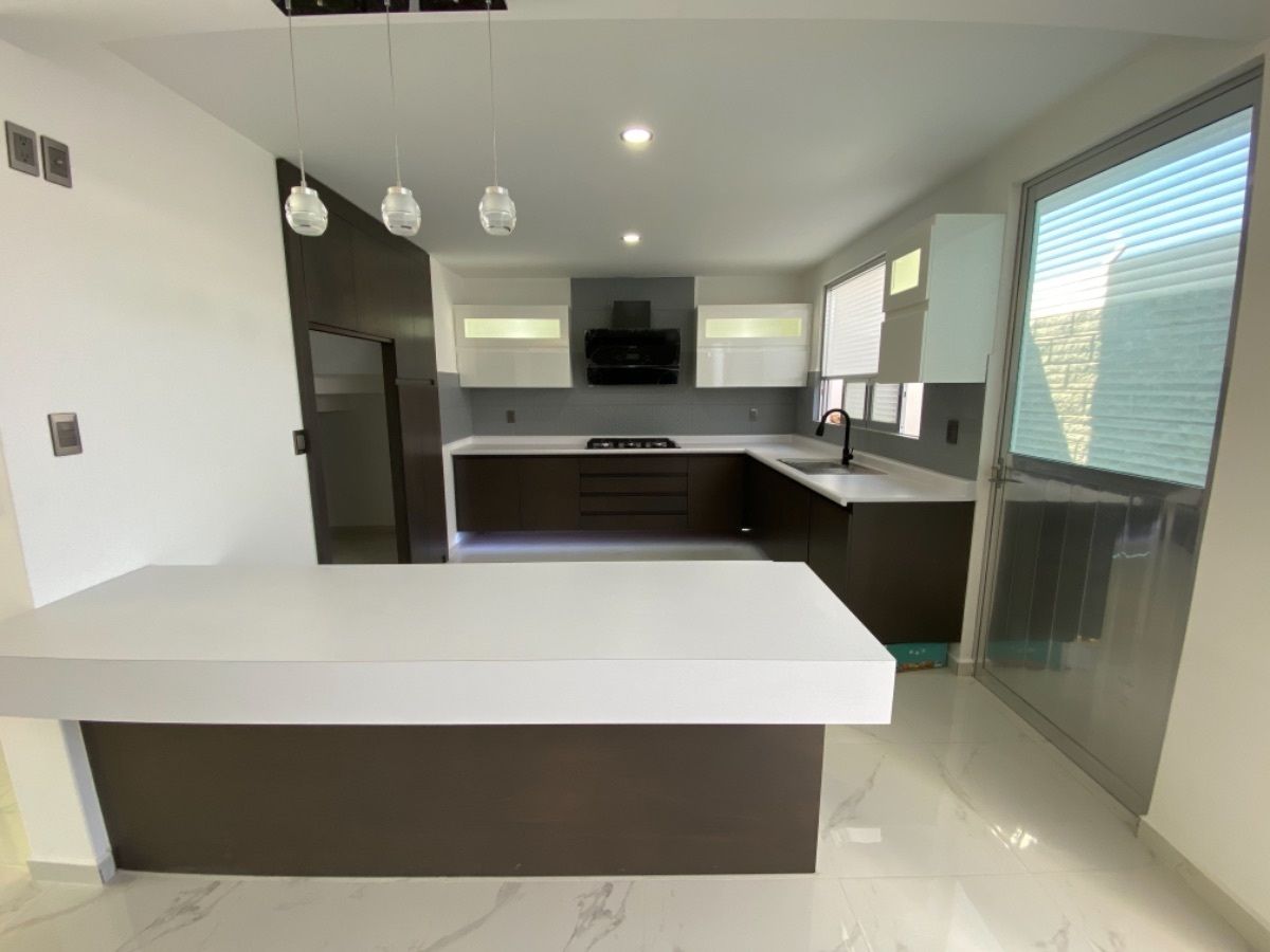 7 of 21: Cocina equipada con desayunador y alacena