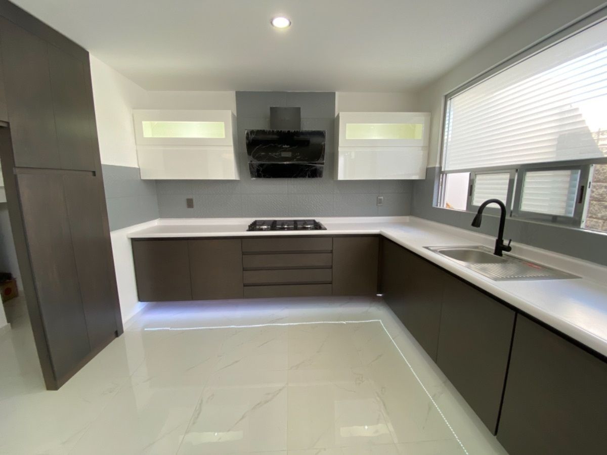 8 of 21: Cocina equipada con desayunador y alacena