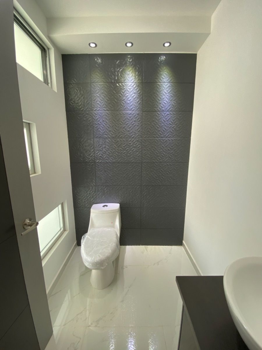 9 of 21: Medio baño