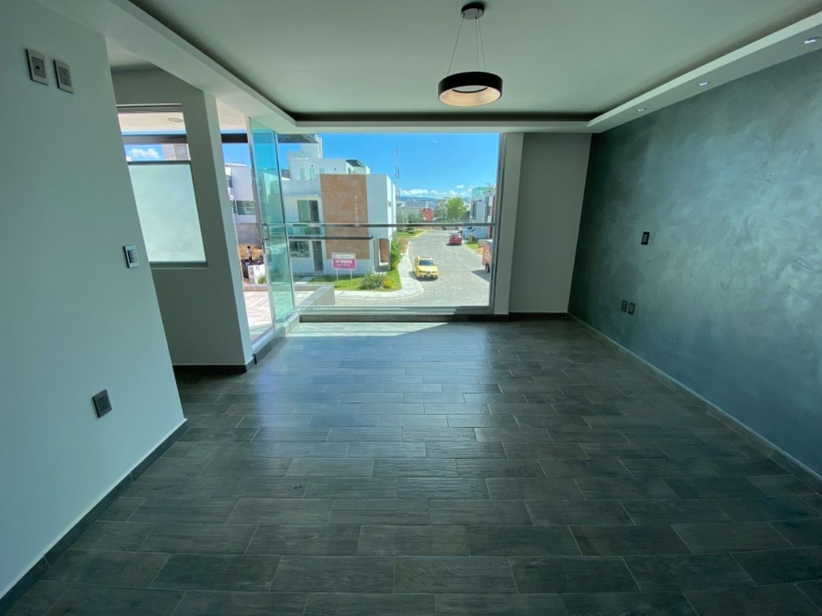 10 of 21: Recámara principal con terraza, vestidor y baño