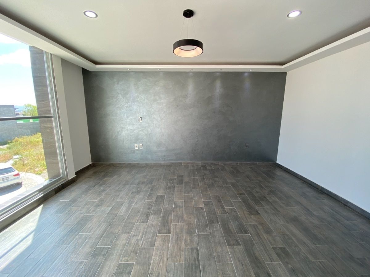 11 of 21: Recámara principal con terraza, vestidor y baño