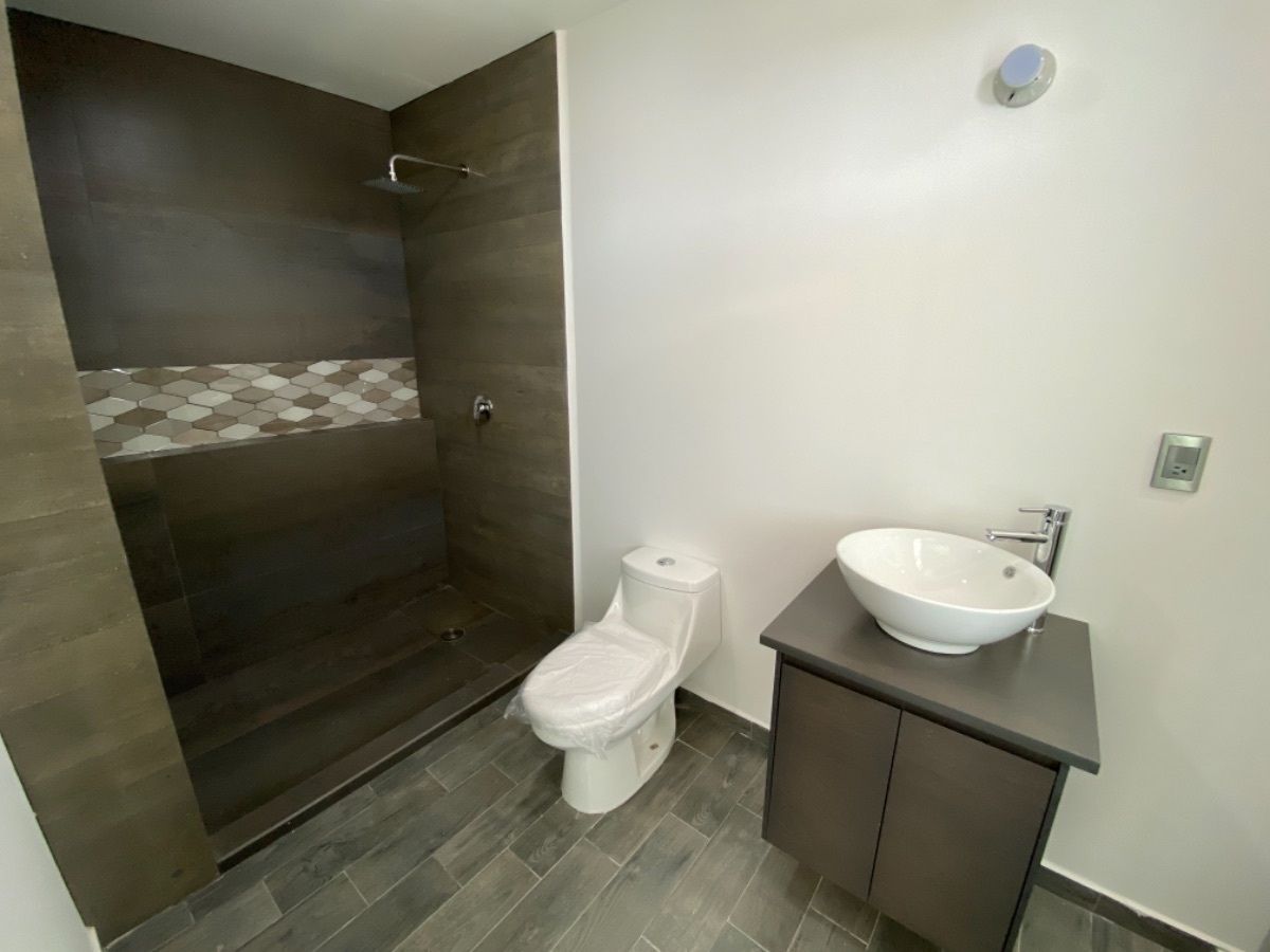 13 of 21: Baño de recámara principal 