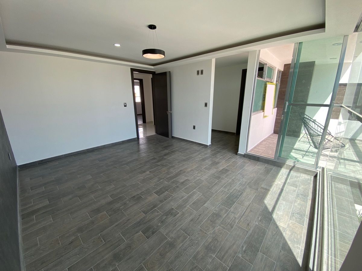 12 of 21: Recámara principal con terraza, vestidor y baño