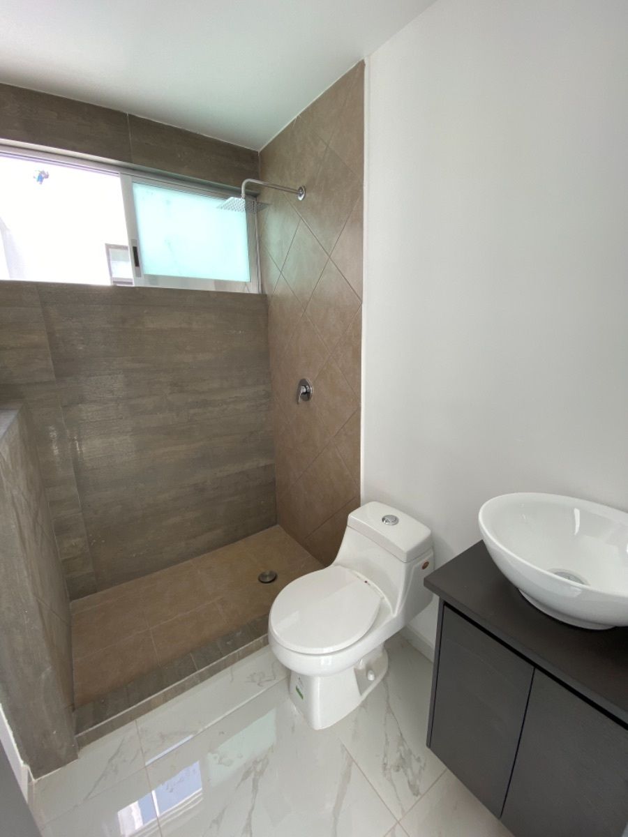 18 of 21: Segundo baño compartido