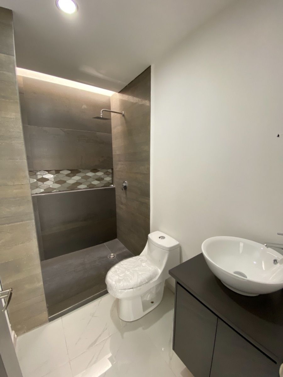 16 of 21: Baño compartido