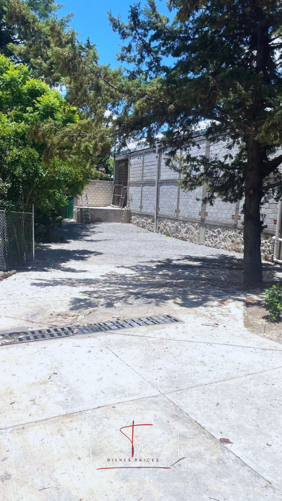 4 of 10: Área de estacionamiento y andén
