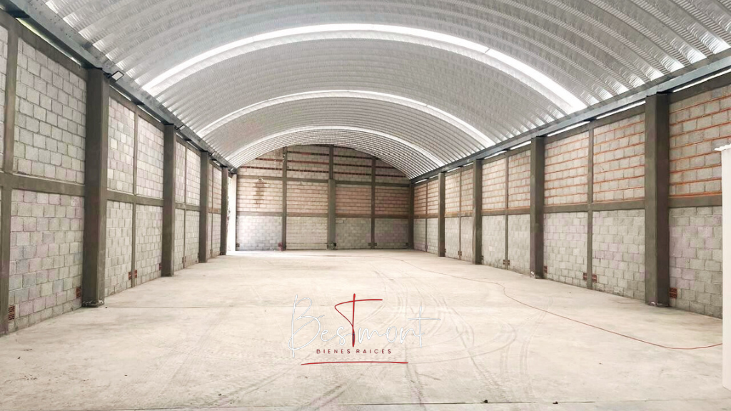 2 de 12: Interior bodega con vista hacia área de andén
