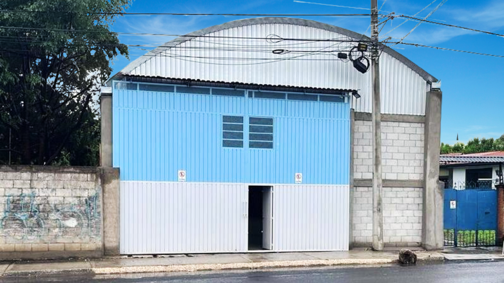 1 of 10: Fachada bodega