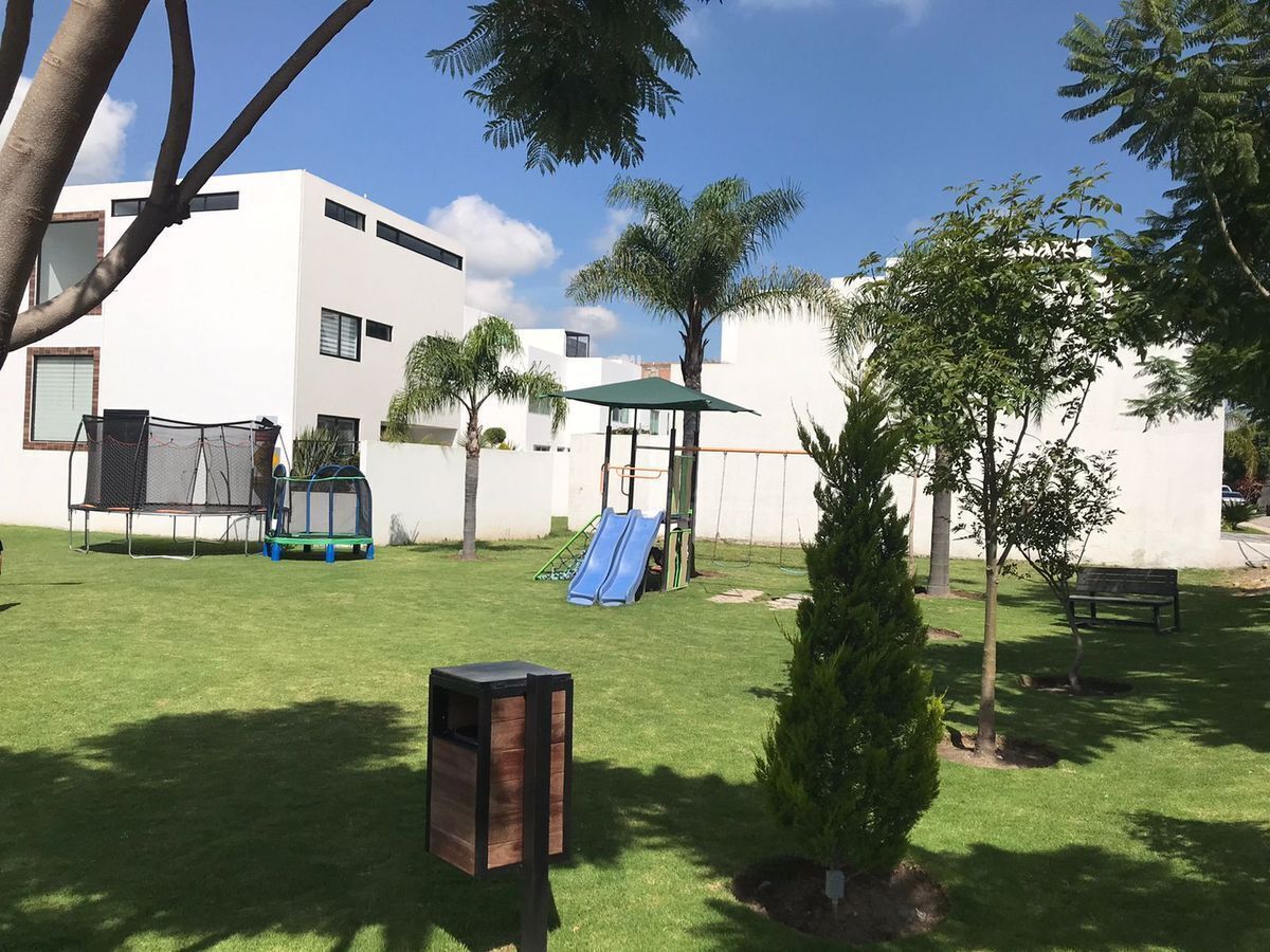 12 de 16: Areas verdes con juegos infantiles