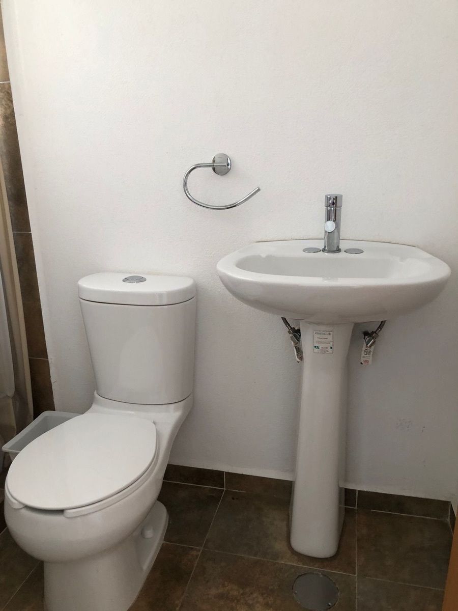 22 de 50: Baño cuarto de servicio