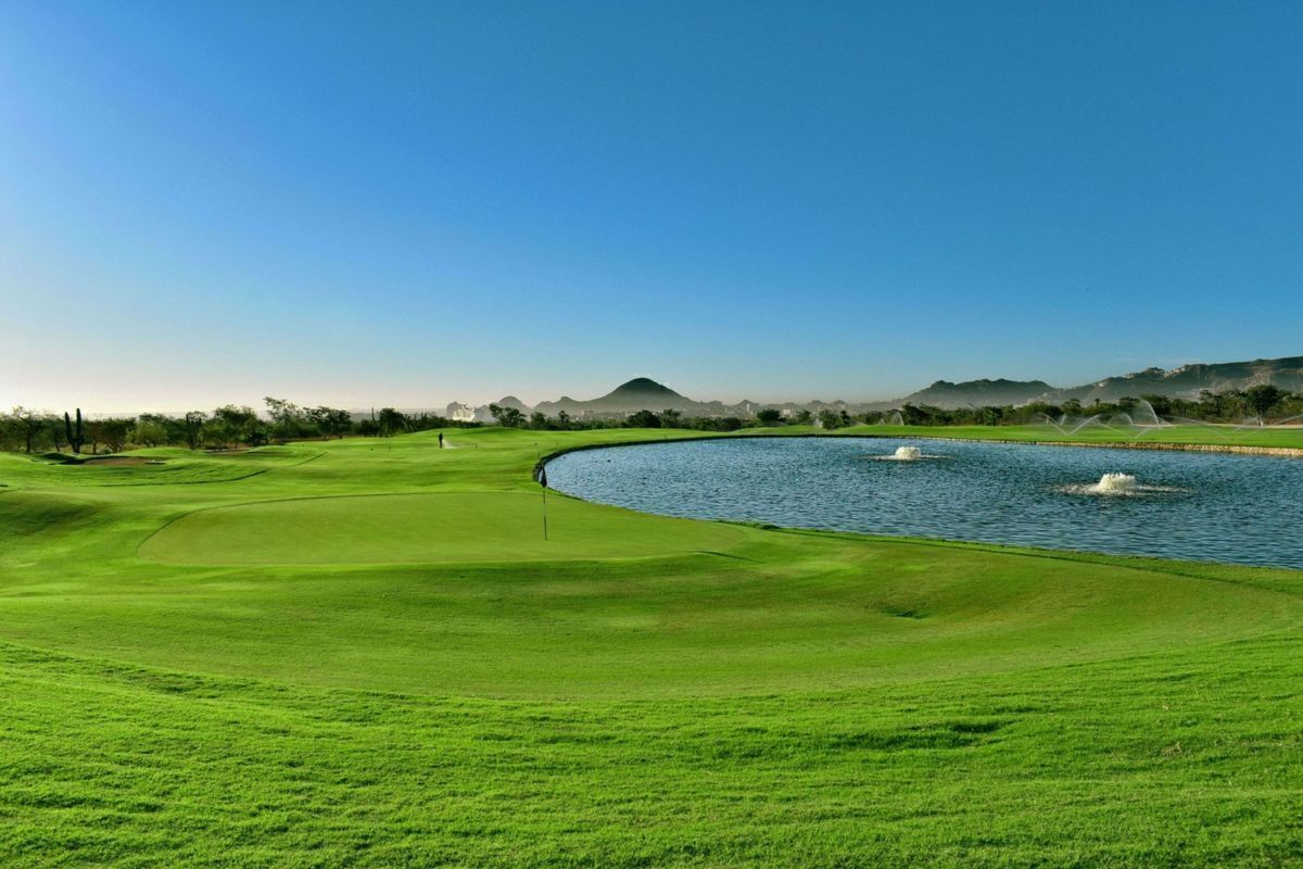 Terreno en residencial privado con campo de golf y casa club con spa