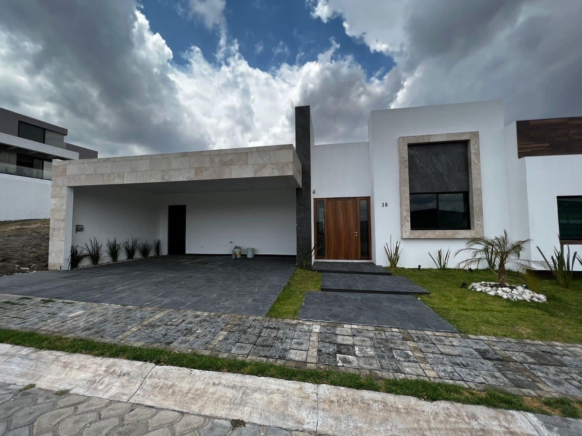 Casa en venta Lomas de Angelopolis Puebla UN PISO tres recamaras y jardin
