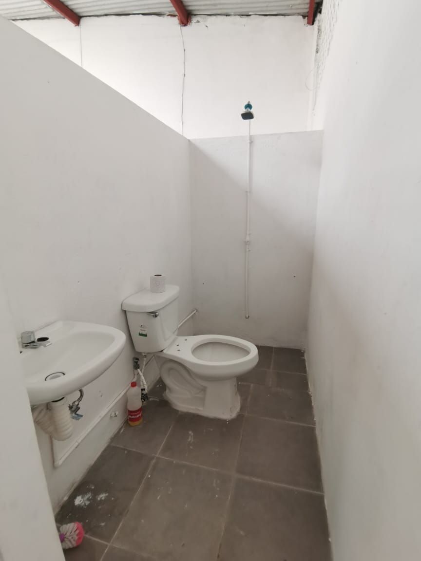 10 of 10: Baño con regadera para obreros