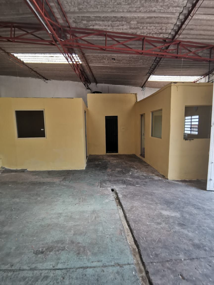 8 of 10: 2 oficinas con medio baño