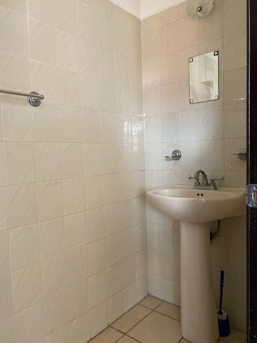 3 de 13: Medio baño