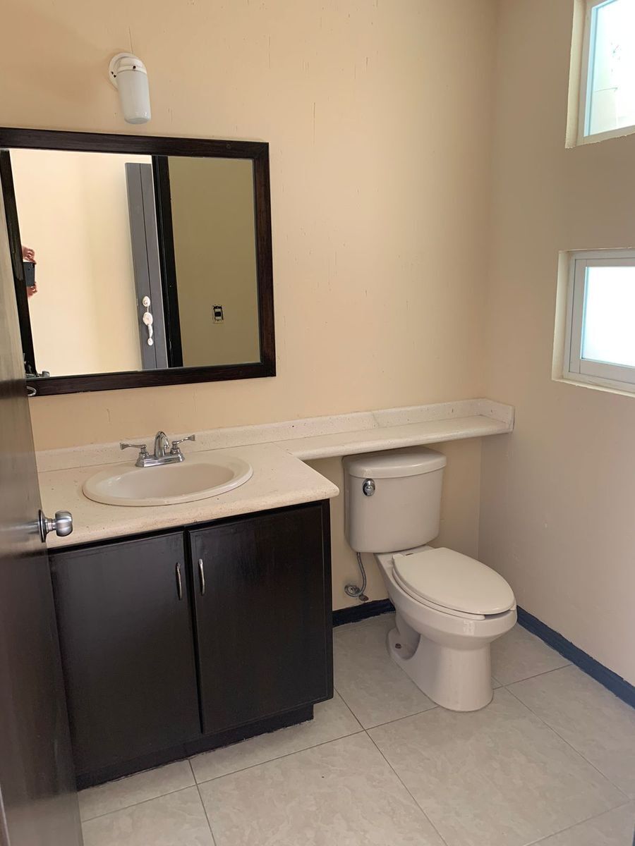 4 de 16: Medio baño de visitas