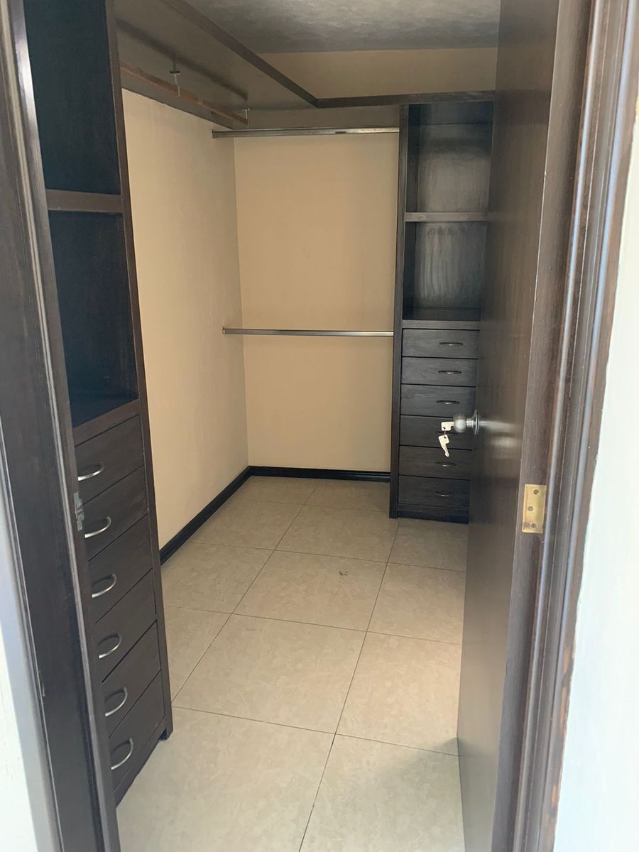 10 de 16: Vestidor recámara principal