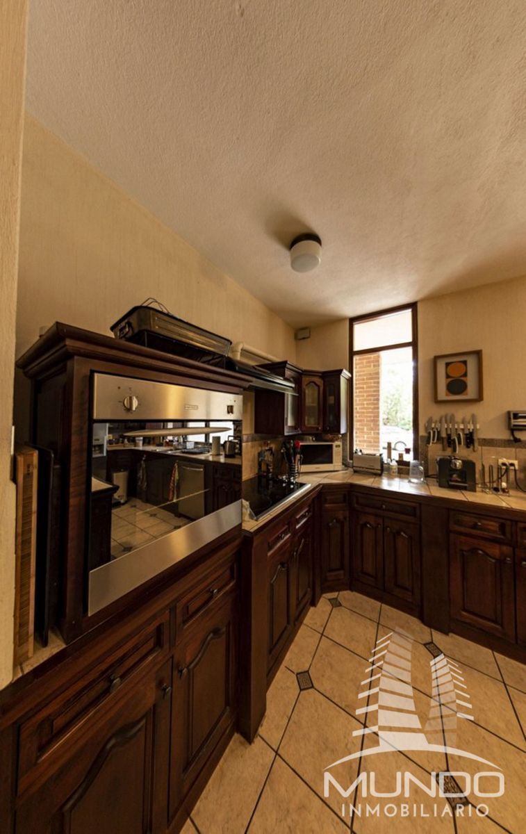 6 de 15: Cocina equipada y gabinetes en madera