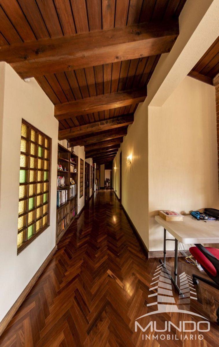 12 de 15: Amplio pasillo en el segundo nivel y techos de madera