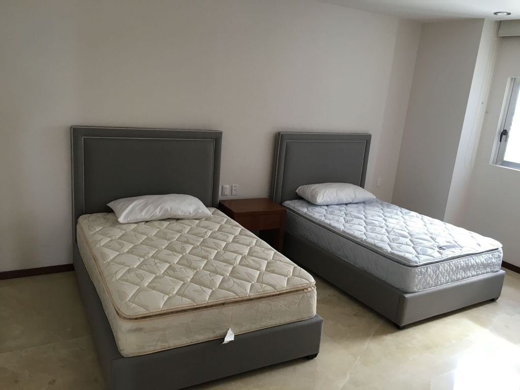 13 de 13: Camas con buró y cabeceras.