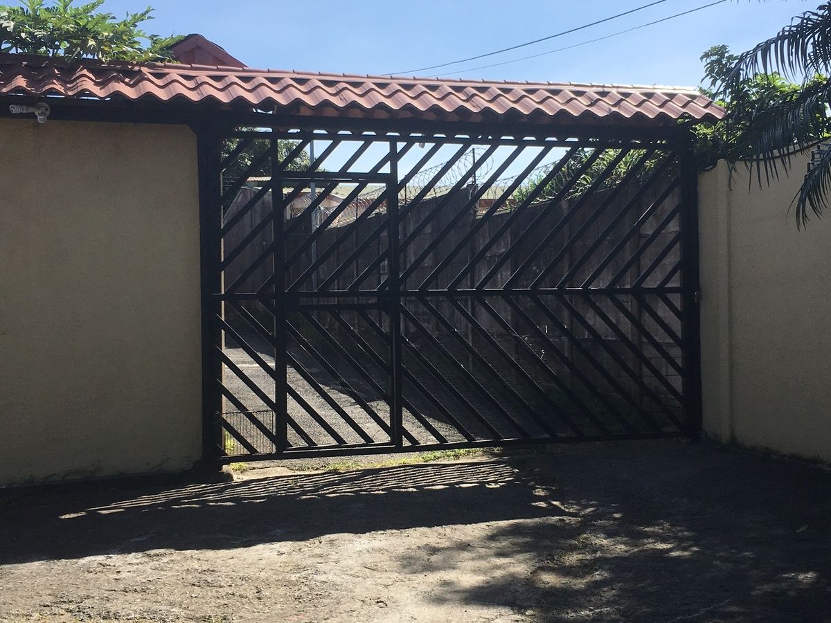 10 de 42: Entrance gate / Porton de entrada