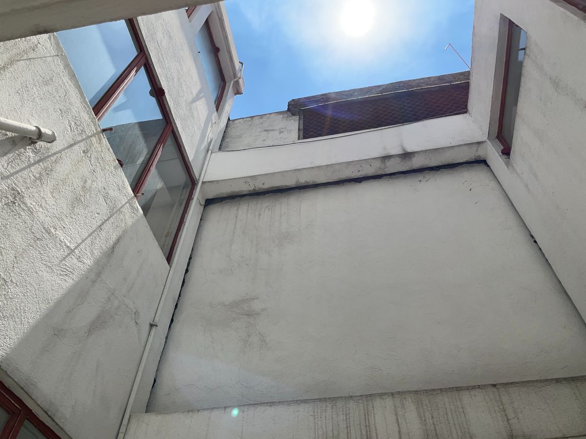 18 de 36: cubo de luz que da acuarto de servicio y cocina