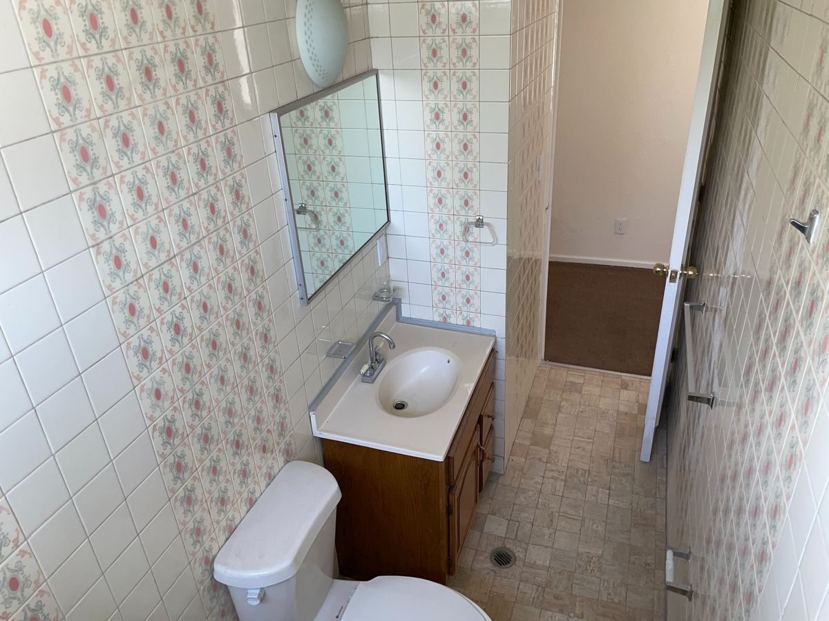 19 de 33: Baño compartido en pasillo principal da servicio a visitas 