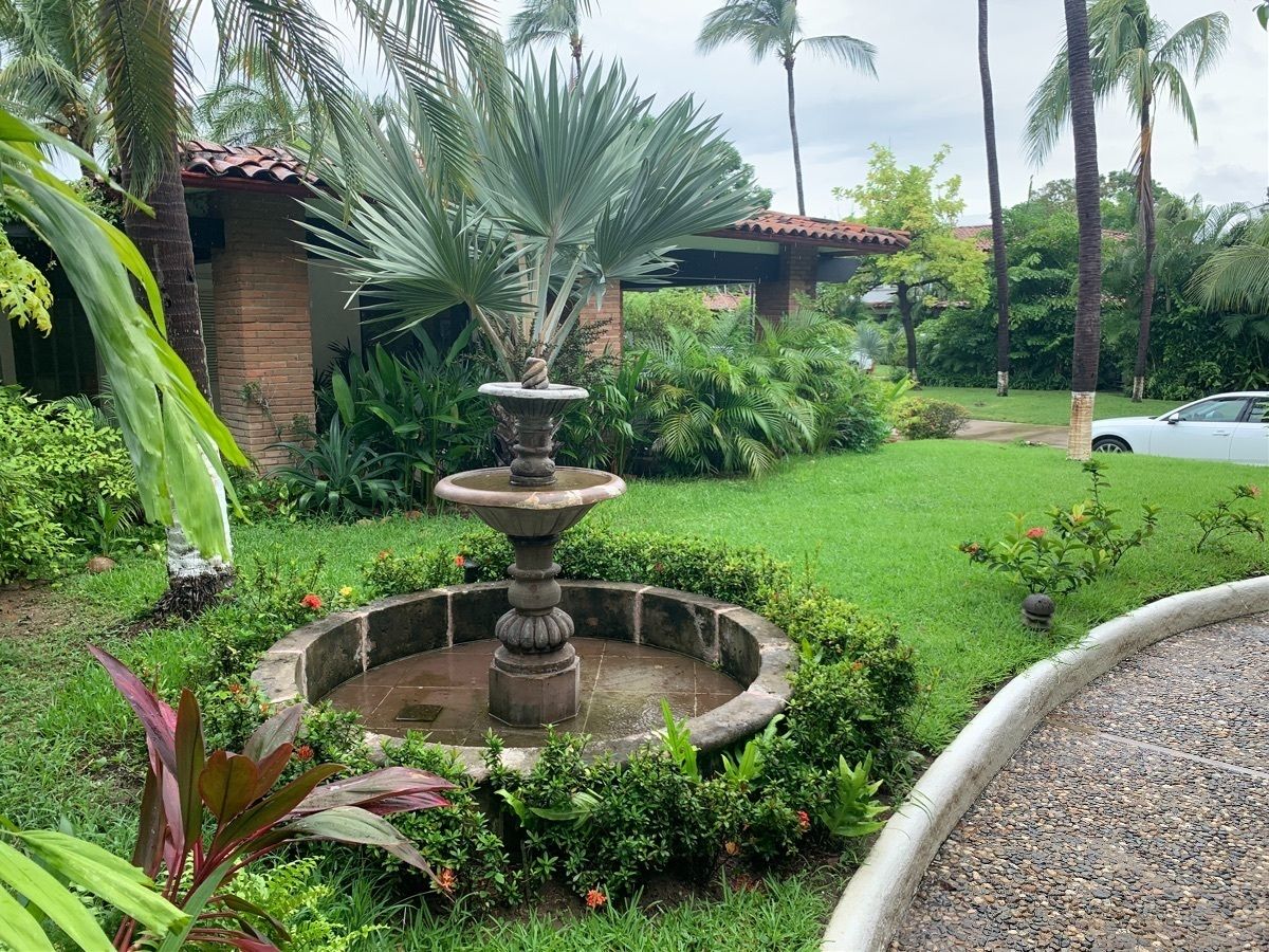 1 de 23: Fachada y jardín