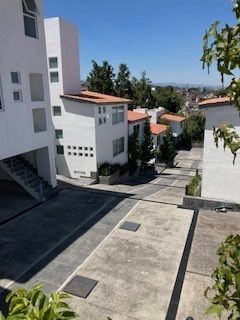 3 of 25: Vista lateral fachada