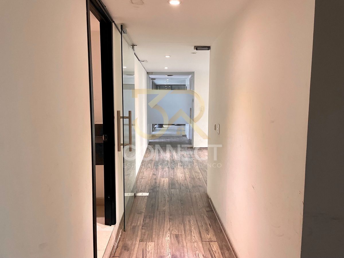 3 de 13: Pasillo de la oficina