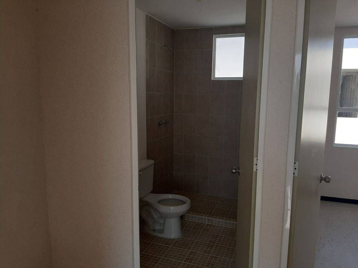 15 de 26: baño completo en segundo nivel