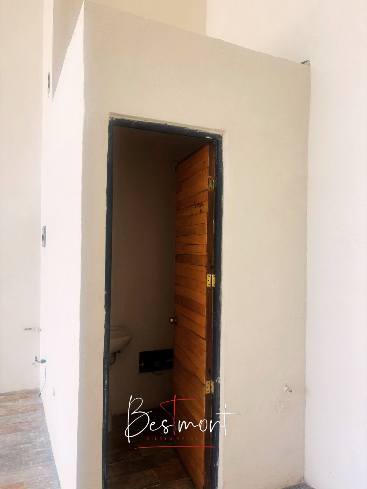 5 of 23: Baño local #1
