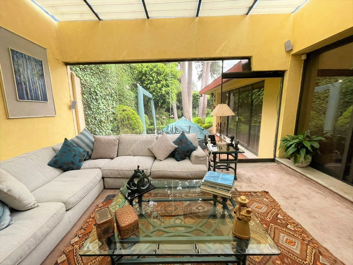 Espacio de relajación con domo abatible con vista al jardín