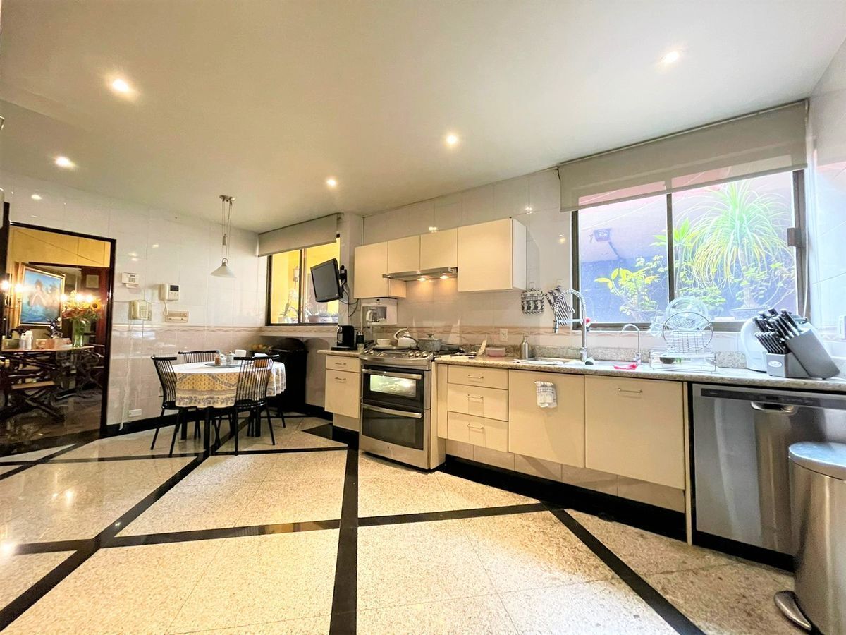 Cocina integral con desayunador.