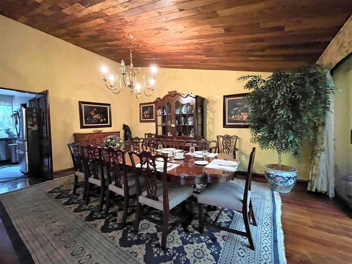 Comedor con techo de madera