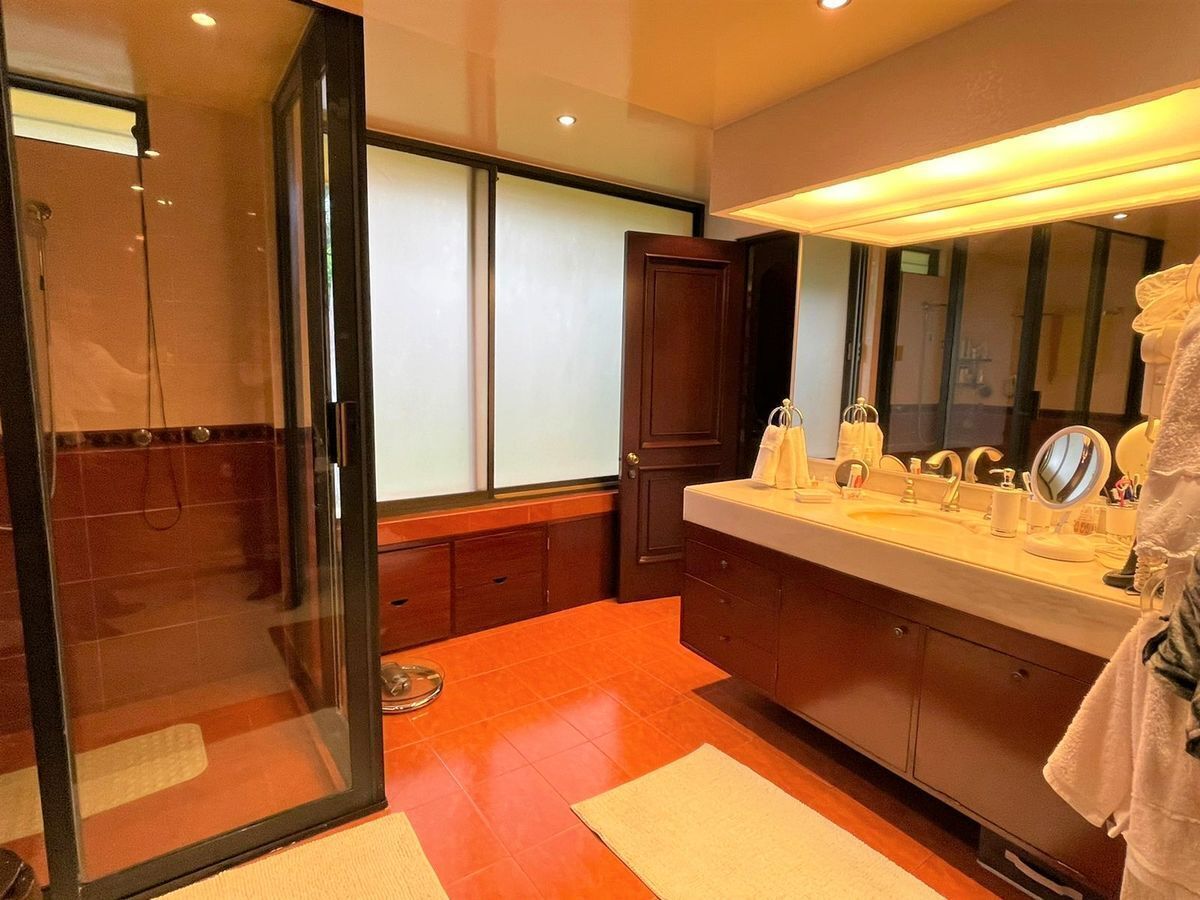 Espacioso baño en recamara principal con ventanas al jardín