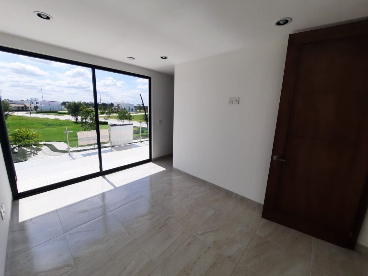 5 de 16: Habitación principal con terraza y vista a área verde.