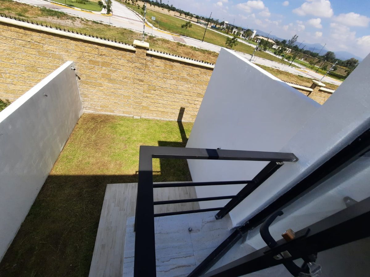 7 de 16: Vista de patio desde balcón en habitación superior.