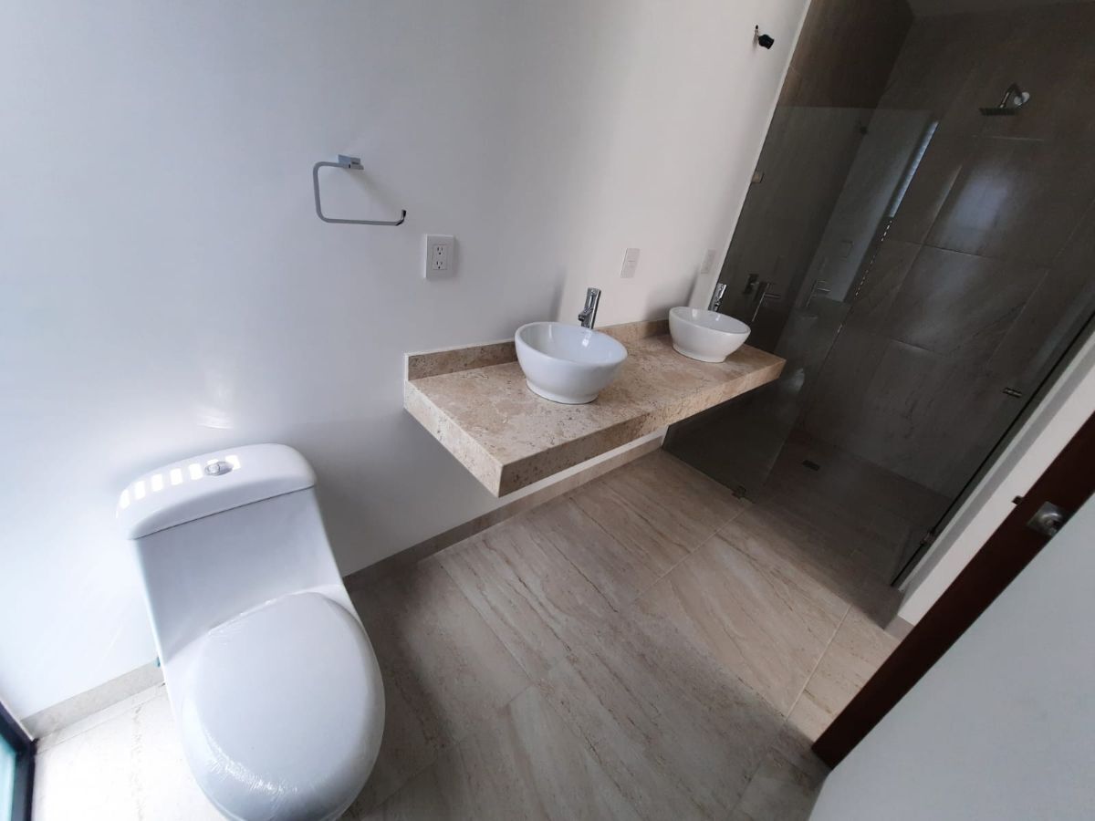 8 de 16: Baño con doble lavabo.