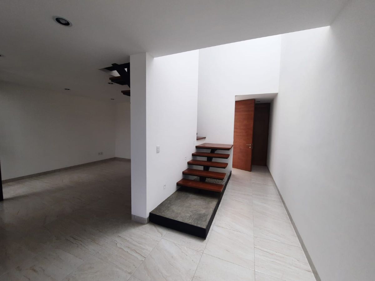 9 de 16: Acceso principal y escaleras.
