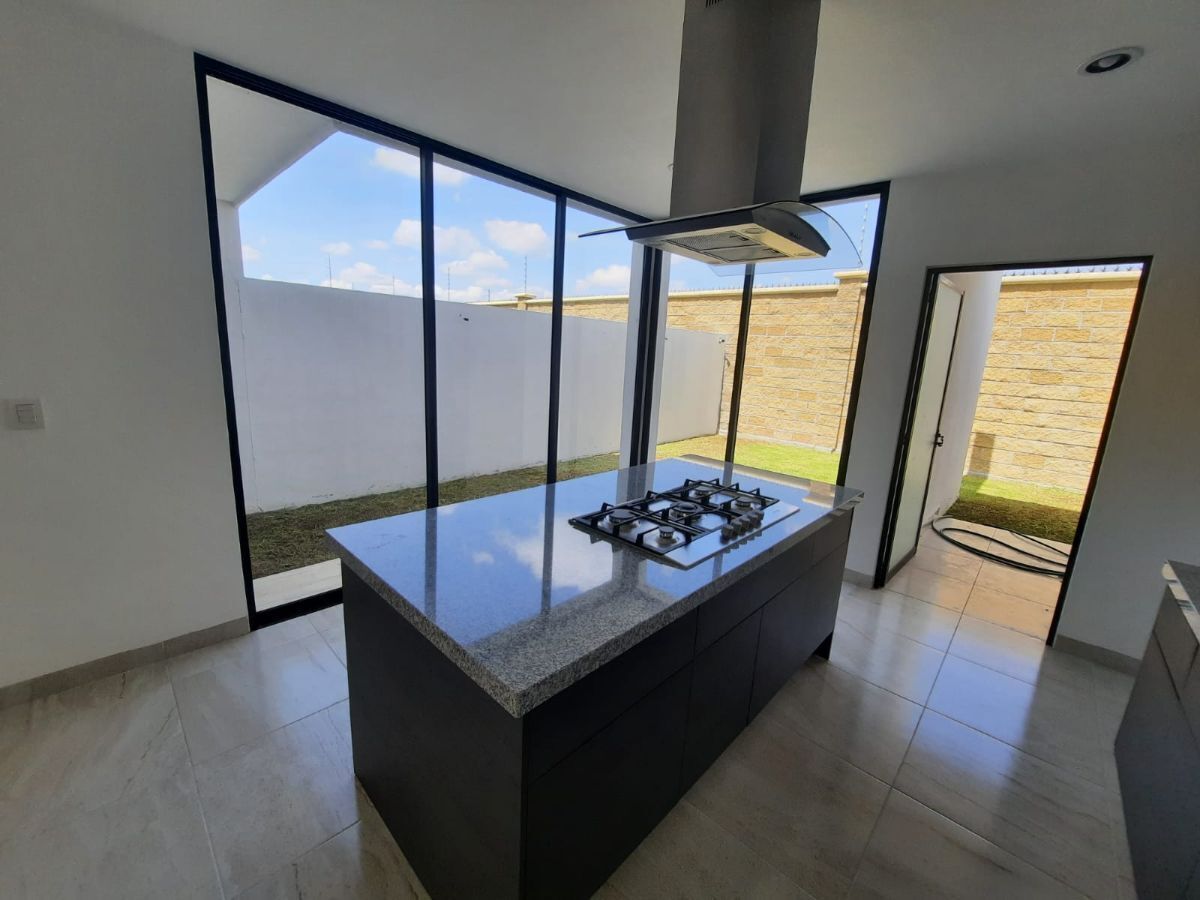 10 de 16: Cocina con isla de granito.