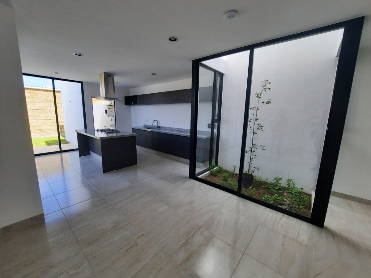 11 de 16: Jardín interior junto a cocina integral.